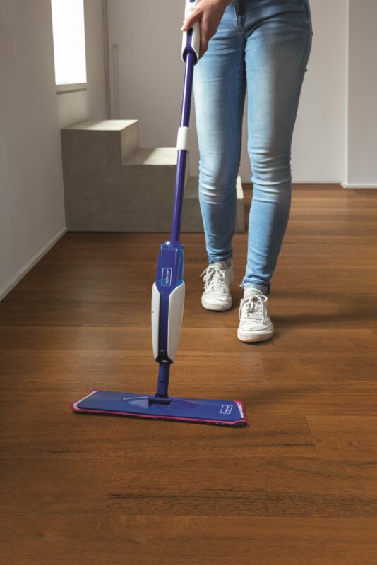 Desinfecta tu suelo laminado de Quick Step sin estropearlo.